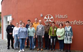 Gruppenfoto Pfarrgemeinderat Grafenwöhr vor dem Haus Werdenfels