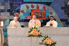 Ruhestandspfarrer Ludwig Gradl, Hans Bayer, Pfarrer Daniel Fenk und Kaplan Raveendra hinterm Altar der Friedenskirche