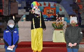 Clown vor einem Altar in der Friedenskirche