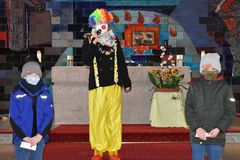 Clown vor einem Altar in der Friedenskirche