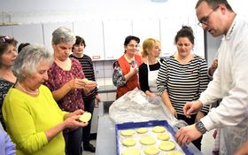 Frauen beim Kücheln ausziehen