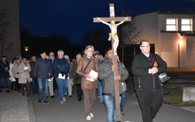 Kaplan Naresh Manda trägt ein Holzkreuz voraus