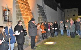 Betende Menschen im Stadtpark Grafenwöhr