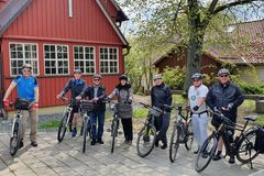 8 Radler vor der Michaelskirche in Grafenwöhr