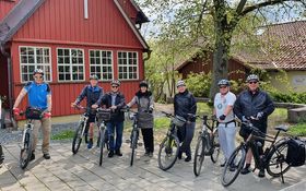 8 Radler vor der Michaelskirche in Grafenwöhr