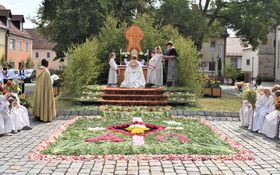Blumenteppich und Altar am Marktplatz in Grafenwöhr