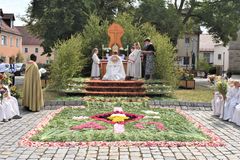 Blumenteppich und Altar am Marktplatz in Grafenwöhr