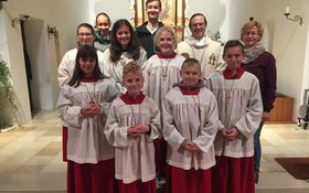 die neuen und alten Minis in Hütten mit Christine Gößl und Pfarrer Bernhard Müller