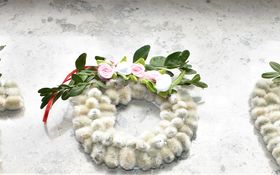 Kreuz, Kreis und Herz aus Palmkätzchen