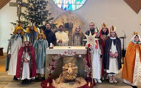Kinder als Sternsinger stehen um den Altar in der Kirche in Gmünd