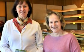 Helga Bauer (rechts) übergibt die Spenden aus der Aktion "Solibrot" an Theresia Hacker (links) vom Katholischen Frauenbund Grafenwöhr.