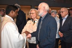 Kaplan Manda segnet ein Jubelpaar