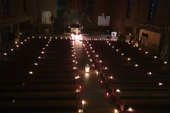 Friedenskirche mit Kerzenschein