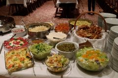 viele Salate auf einem Buffet