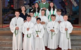 Gruppenfoto der neu aufgenommenen Ministranten mit Pfarrer Daniel Fenk und Gemeindereferentin Christine Gößl