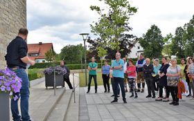 Gruppe von Erwachsenen vor der Friedenskirche Grafenwöhr anlässlich einer  Kirchenführung