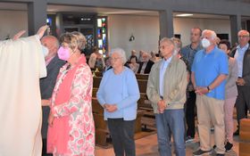 Pfarrer Fenk legt Ehejubilären die Hände auf und segnet sie