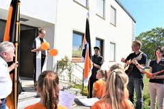 Pfarrer Fenk mit Stola und zwei Luftballons in den Händen umringt von der Kolpingsfamilie Grafenwöhr