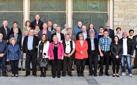 Gruppenfoto der Ehejubilare vor der Friedenskirche Grafenwöhr