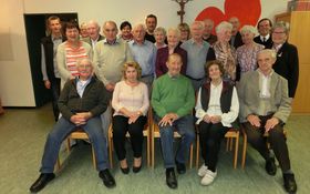Gruppenfoto: 11 Ehepaare und 1 Pfarrer