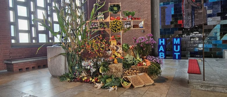 Obst. Gemüse und Getreide als Erntedankaltar dekoriert