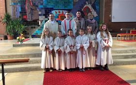 6 Ministranten stehen vor dem Altar in der Friedenskirche. Dahinter der Pfarrer und die Gemeindereferentin