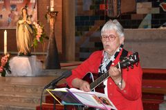 Roswitha Heining mit Gitarre