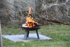 Feuerschale mit brennendem Holz