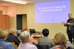 Pfarrer Fenk als Referent bei dem Vortrag "Was wir nach dem Tod erhoffen dürfen"