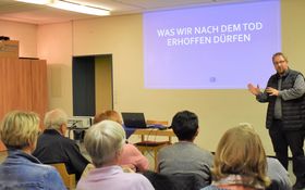Pfarrer Fenk als Referent bei dem Vortrag "Was wir nach dem Tod erhoffen dürfen"