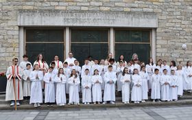 Erstkommunionkinder 2026 vor der Friedenskirche