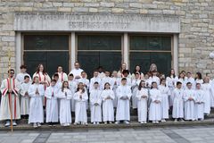 Erstkommunionkinder 2026 vor der Friedenskirche