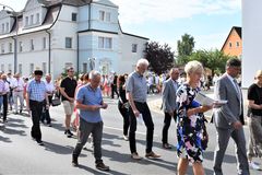 Menschen marschieren in der Prozession