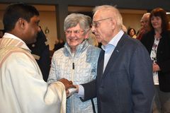 Kaplan Manda segnet ein Jubelpaar