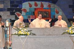 Pfarrer Fenk bei der Eucharistiefeier mit mehreren Konzelebranten
