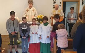 Kinder vor dem Altar der Michaelskapelle in Gößenreuth