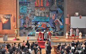 Blick in die gut besetzte Friedenskirche mit Weihbischof Pappenberger