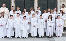 Erstkommunionkinder Pfarrei Grafenwöhr mit Pfarrer Fenk und Kaplan Raveendra