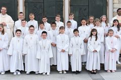 Erstkommunionkinder Pfarrei Grafenwöhr mit Pfarrer Fenk und Kaplan Raveendra