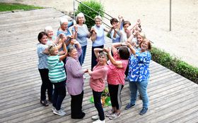 Frauen des KDFB Grafenwöhr beim meditativen Tanz auf der Naturbühne am Schönberg