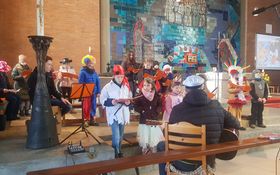 Kinder in unterschiedlichen Faschingskostümen als Chor