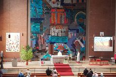 Blick zum Altar während der Messe 
