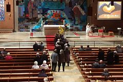 Blick in die Friedenskirche: Paare stehen im Gang an, um sich von Pfarrer Daniel Fenk segnen zu lassen