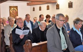 Gläubige beten das Morgengebet in der Laurentiuskirche in Hütten