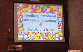 Leinwand mit dem Schriftzug "Die Welt ist bunt"