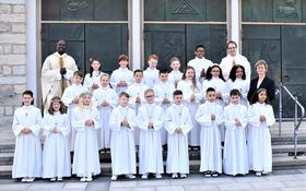 Gruppenfoto von 21 Erstkommunionkindern mit Pfarrer Gilbert und Pfarrer Fenk, sowie  Gemeindereferentin Gößl