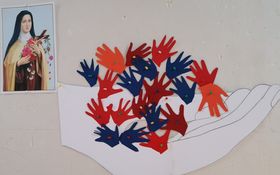 Die Hl. Theresia und die Hände der Kinder in der Hand Gottes