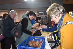 Frauen verkaufen Solibrote