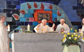 Pfarrer Schmidt hinterm Altar der Friedenskirche