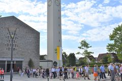 Vorplatz der Friedenskirche mit vielen Gläubigen